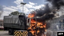 Gari la polisi likichomeka nje ya bunge la Kenya wakati wa maandamano June 25 2024 AFP