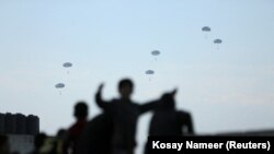 美国向加沙民众空投援助物资。（2024年3月2日）