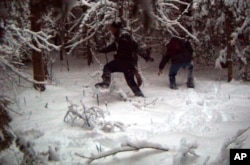 Dua orang secara ilegal melintasi perbatasan AS/Kanada selama Januari 2023 di sektor penegakan hukum Vermont, New Hampshire, dan New York. (Foto sektor Swanton Patroli Perbatasan Amerika Serikat via AP)