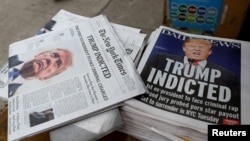 New York newspapers are displayed at a newsstand following former U.S. President Donald Trump's indictment by a Manhattan grand jury following a probe into hush money paid to porn star Stormy Daniels, in New York, March 31, 2023. (REUTERS/Mike Segar)
