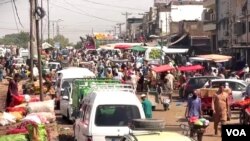 د پاکستان د اسلام اباد د سبزي منډيي کارکوونکي افغان کډوال وايي، مزدوري نشي کولای او ادعا کوي چې که څه هم قانوني اسناد لري، خو بیا یې هم پولیس نیسي او ځوروي یې.