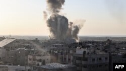 Moshi ukifuka kufuatia shambulio la anga la Israel huko Rafah, Oktoba 30 2023. Picha na SAID KHATIB / AFP.