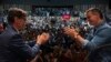 Perdana Menteri Spanyol Pedro Sánchez (kanan) memberi tepuk tangan terhadap kandidat Partai Sosialis Salvador Illa, kiri, saat kampanye di kota Villanova i la Gertru, dekat Barcelona, Spanyol menjelang pemilu regional Katalan, 9 Mei 2024.
