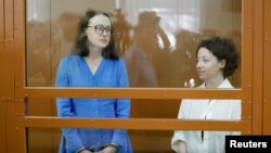 Евгения Беркович и Светлана Петрийчук, в судебном заседании в Москве, Россия, 8 июля 2024 года.