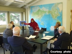 Patra mempresentasikan pentingnya bukit buatan untuk evakuasi tsunami di Kota Padang kepada organisasi nirlaba GeoHazards International (Courtesy KOGAMI)