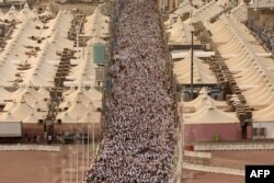 Jemaah haji bersiap melakukan lempar jumrah di Mina, dekat kota suci Mekah, Arab Saudi, 16 Juni 2024. (Foto: AFP)