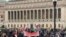 Protesters gather on Columbia University's west lawn following the arrest of student protesters earlier April 18, 2024. (Claire Schnatterbeck/VOA)