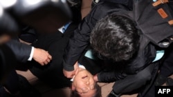 Lee Jae-myung lokacin da wani mutum da daba masa wuka, a Busan, Janairu. 2, 2024.