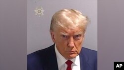 ภาพประกอบแฟ้มของคดี หรือ mug shot ของโดนัลด์ ทรัมป์ ที่เรือนจำในนครแอตเเลนตา รัฐจอร์เจีย