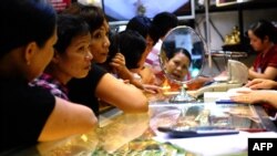 Toko emas di Hanoi, Vietnam tampak ramai pengunjung. Menteri Perdagangan China Wang Wentao mengatakan perkembangan ekonomi dan perdagangan di Asia-Pasifik masih menghadapi banyak gangguan dan tantangan.  (Foto: AFP)