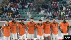 Les joueurs de RS Berkane posent pour une photo d'équipe avant le match de football final de la Coupe de la Confédération de la CAF au stade Godswill Akpabio à Uyo, le 20 mai 2022. (Photo de Pius Utomi EKPEI / AFP)