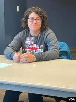Okhokhela ezokhetho uNkosikazi Stephanie Sanders ePrecinct 146 Arlington, Virginia.