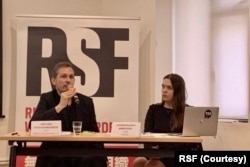 资料照：无国界记者驻台北倡议专员白奥兰（Aleksandra Bielakowska 右）与无国界记者组织亚太局主任 Cédric Alviani （左）在台北出席世界新闻自由指数发布会。(2023年5月3日)