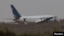 Sebuah pesawat terlihat setelah tergelincir dari landasan pacu di Bandara Internasional Blaise Diagne di Dakar, Senegal 9 Mei 2024. (REUTERS/Zohra Bensemra)