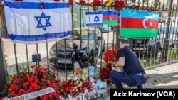 Bakıda insanlar İsrail səfirliyini ziyarət edir 