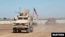 시리아 북동부에서 미군과 튀르키예군이 함께 순찰하고 있다. (자료사진)