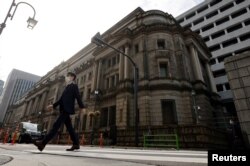 도쿄 시내 일본은행 앞으로 보행자가 지나가고 있다. (자료사진)