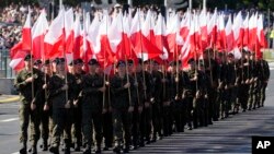 Anëtarët e Forcave të Mbrojtjes Territoriale gjatë një marshimi në Varshavë, Poloni (15 gusht 2023)