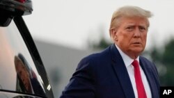 Ish-Presidenti Trump afrohet të flasë me gazetarët përpara largimit nga aeroporti i Atlantas, Xhorxhia (24 gusht 2023)