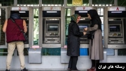 کمبود پول نقد سبب شده تا بسیاری از عابربانک‌ها بخشی از سرویس‌دهی خود را متوقف کنند.