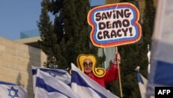 Warga memprotes RUU reformasi peradilan pemerintah Israel di dekat Knesset (parlemen) di Yerusalem pada 20 Februari 2023. (Foto: AFP)