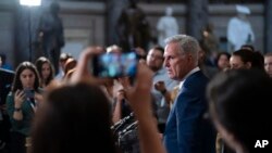 Predsedavajući Predstavničkog doma Kevin Mekarti razgovara sa novinarima nakon što je republikanska većina u donjem domu Kongresa tesnom većinom usvojila zakon o granici zaduživanja, 26. aprila 2023. 