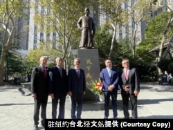 纽约中华公所主席曾伟康和驻纽约台北经文处处长李光章大使等人向孙中山铜像献花。（驻纽约台湾经文处提供）