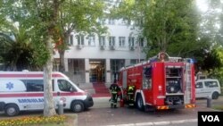 Pripadnici hitnih službi u akciji nakon što je zbog dojave o bombi evakuisana zgrada Skupštine Crne Gore, u Podgorici, 8. juna 2023. (Foto: VOA/Sanja Novaković)