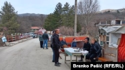 塞尔维亚东部克里韦利村的村民因中国公司塞尔维亚紫金铜业公司拥有的矿山而阻塞道路。(RFE/RL)