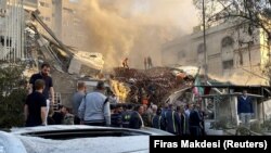 Asap mengepul setelah apa yang disebut media Iran sebagai serangan Israel terhadap fasilitas diplomatik Iran di Damaskus, Suriah, 1 April 2024. (Foto: REUTERS/Firas Makdesi)