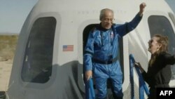 Ed Dwight (90 tahun) merayakan saat keluar dari kapsul kru Mission NS-25, setelah mendarat di dekat pangkalan Blue Origin dekat Van Horn, Texas, Minggu 19 Mei 2024.