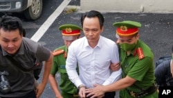 រូបឯកសារ៖ លោក Trinh Van Quyet ដែលជាមហាសេដ្ឋីជំនួញវៀតណាមដ៏លេចធ្លោមួយរូប ត្រូវបានអមដំណើរទៅកាន់តុលាការសម្រាប់ការកាត់ទោសរបស់លោកពីបទបន្លំអ្នកចូលភាគហ៊ុននៅទីក្រុងហាណូយ ថ្ងៃទី២២ ខែកក្កដា ឆ្នាំ២០២៤។