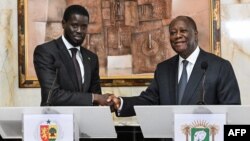 Le président sénégalais Bassirou Diomaye Faye et le président ivoirien Alassane Ouattara lors d'une conférence de presse au Palais présidentiel à Abidjan le 7 mai 2024.