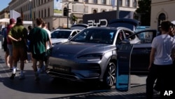 독일 뮌헨에서 열린 자동차 전시장에서 방문객들이 중국 BYD사의 전기차를 살펴보고 있다. (자료사진)