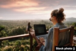 Prema anketi ResumeBuilder.com, 1 od 6 radnika generacije Z koristio je virtuelnu pozadinu kako bi prevarili svog poslodavca dok su bili na putovanju.