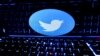 ILUSTRASI - Logo Twitter di layar laptop, 21 Februari 2023. (REUTERS/Dado Ruvic)