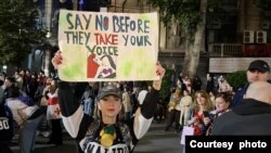 Poruka sa demonstracija u Tbilisiju. Foto: Detektor