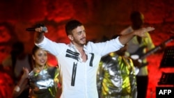Penyanyi asal Maroko Saad Lamjarred tampil dalam Festival Internasional Carthage di Tunisia, pada 30 Juli 2016. (Foto: AFP/Fethi Belaid)