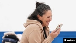 Liat Beinin, 49 tahun, warga AS-Israel berbicara dengan keluarganya tak lama setelah dibebaskan oleh Hamas, 29 November 2023. (Foto: Pasukan Pertahanan Israel via Reuters)