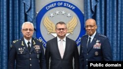 ABŞ HHQ-nin Baş Qərargah rəisi Azərbaycan müdafiə nazirinin müavini ilə ( photo: ABŞ səfirliyi)