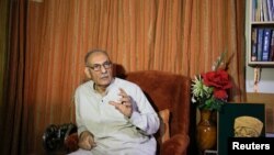 Letnan Jenderal (Purn) Amjad Shoaib saat wawancara dengan Reuters di kediamannya di Rawalpindi, Pakistan, 6 September 2017. (REUTERS/Faisal Mahmood)