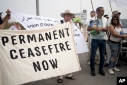 Aksi protes di sekitar penyeberangan Erez ke Jalur Gaza setelah membawa bantuan makanan untuk warga sipil Gaza dan mendesak agar dilakukan gencatan senjata di bagian selatan Israel pada Jumat, 26 April 2024. (Gambar: AP)