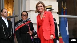 La présidente de l'Assemblée nationale française Yael Braun-Pivet (D) accueille la présidente de l'Assemblée nationale malgache Christine Harijaona Razanamahasoa pour un sommet mondial des femmes parlementaires, à Paris le 6 mars 2024. (Photo Bertrand GUAY / AFP)