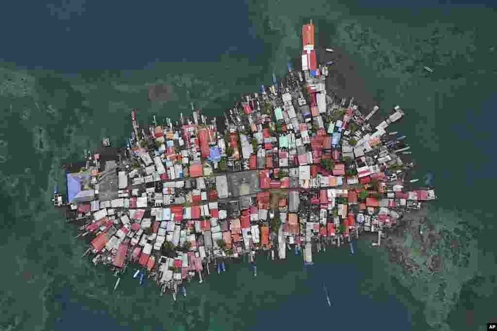 Buildings cover Gardi Sugdub Island, part of San Blas archipelago off Panama&#39;s Caribbean coast, May 25, 2024.&nbsp;Due to rising sea levels, about 300 Guna Indigenous families will relocate to new homes, built by the government, on the mainland.