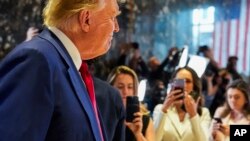 Mantan Presiden AS Donald Trump tiba untuk berbicara pada konferensi pers di Trump Tower, 31 Mei 2024, di New York. (Foto: AP)