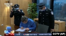 中国官媒CCTV播放警察对咨询企业凯胜融英进行突袭搜查的录像。（2023年5月9日）