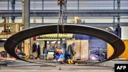 中国山东省青州一家风力涡轮机制造工厂的工人在做工。（2024年3月18日）