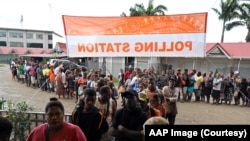 资料照：所罗门群岛民众在投票站外排队投票。（2024年4月17日）