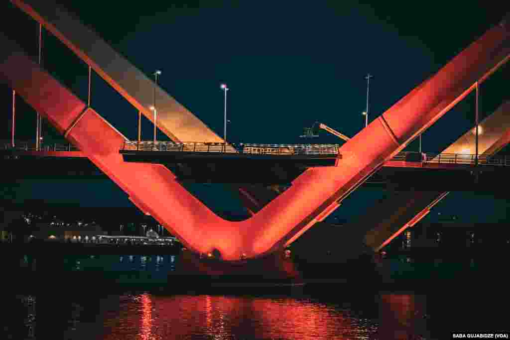 აშშ-ის დედაქალაქში, ფრედერიკ დაგლასის სახელობის ხიდი, საქართველოს დროშის ფერებში განათდა.