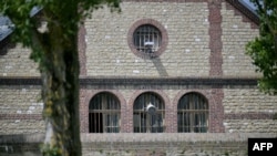 Pemandangan dari luar penjara Evreux di Normandy, sehari setelah salah satu tahannya Mohamed Amra melarikan diri, pada 15 Mei 2024. (Foto: AFP/Lou Benoist)
